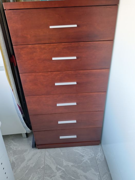 Vendo cómoda em cerejeira