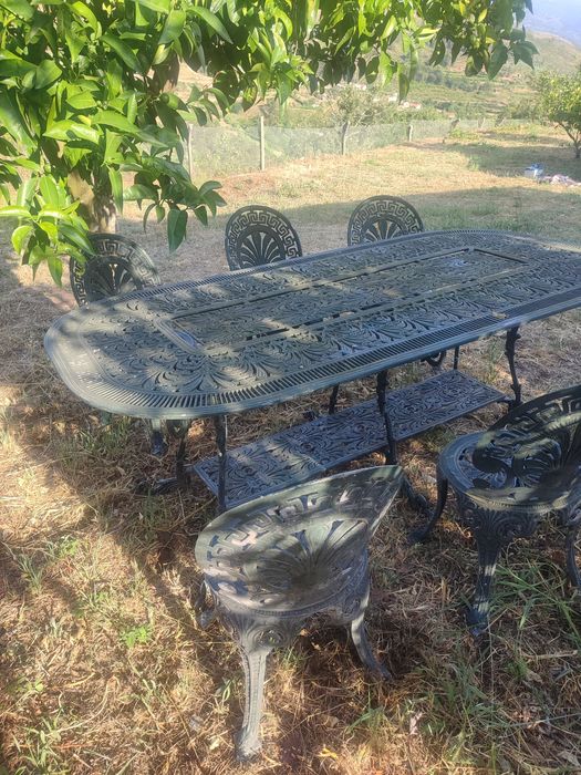 Mesa e seis cadeiras
