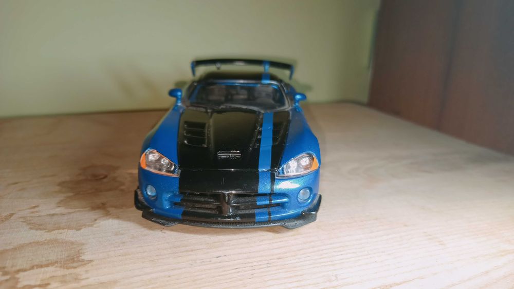 Машинка Dodge Viper 1:24  Bburago