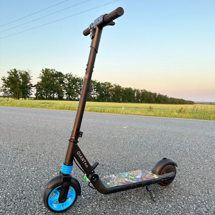 Дитячий електросамокат