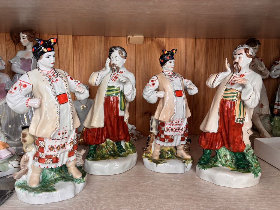 Статуетки фарфорові.
