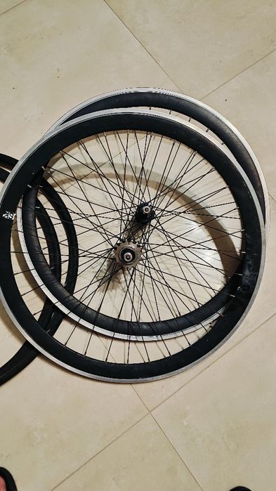 Ostre koło 28c. Wysoki stożek. Koła szosowe.