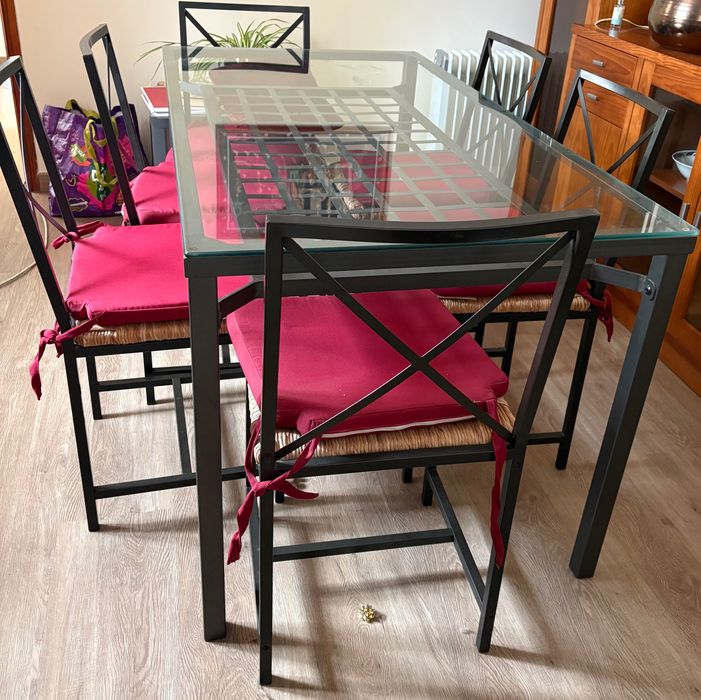 Mesa de sala de jantar com cadeiras