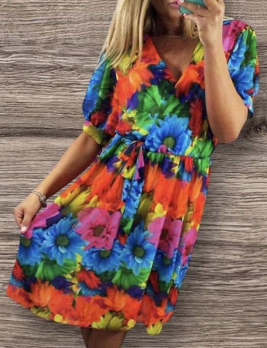 Sukienka w kwiaty z dekoltem