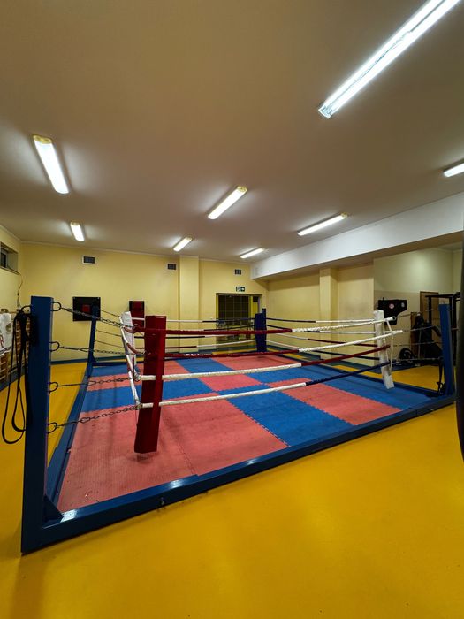 Ring bokserski podłogowy 5x5 m – kompletny zestaw, gotowy do użytku