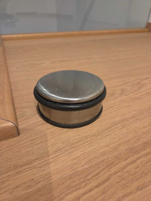 Odbojnik stoper do drzwi wolnostojący, niski