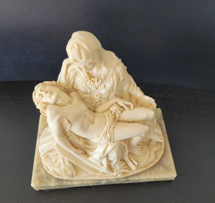 Pietá em cor marfim e base em mármore