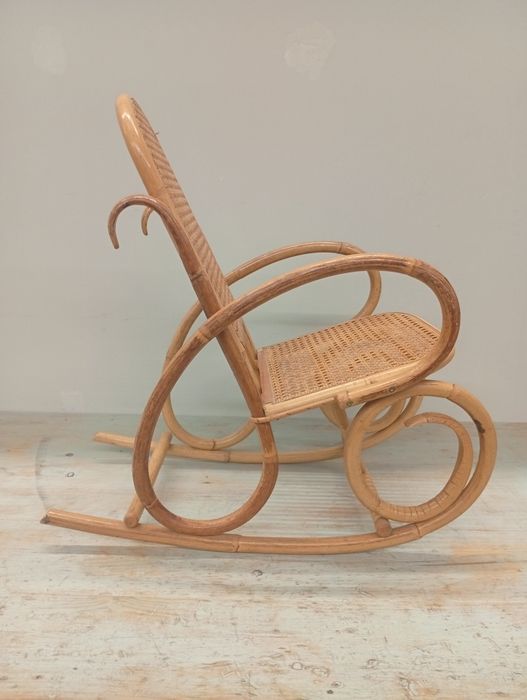 Cadeira de baloiço de criança em bambu estilo Thonet