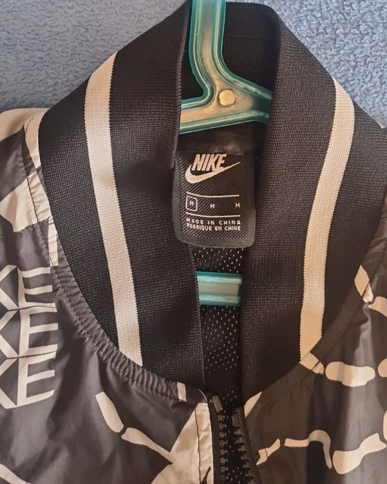 Casaco / kispo / corta vento Nike - tamanho M