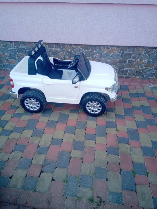 Продається дитячий автомобіль