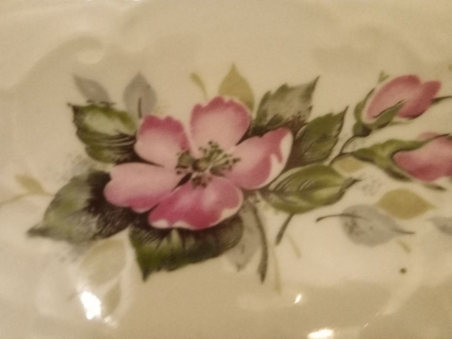 Продам блюда  2 овальных и круглое