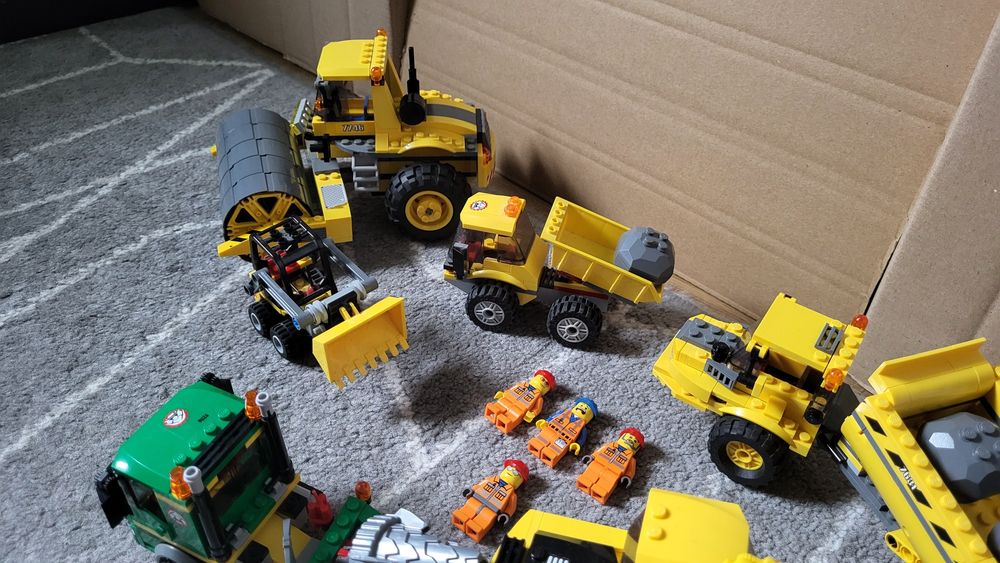 Mix pojazdów Lego z ludzikami