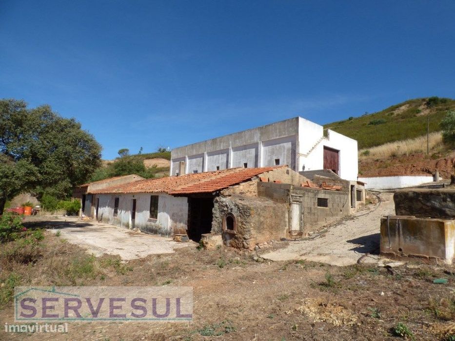Propriedade Rural com duas casas antigas e armazém, inserida em ter...
