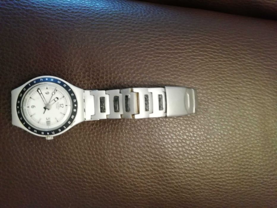 2 relógios Swatch - Preto e prateado*