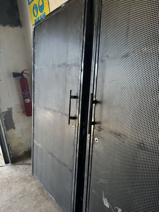 Serralharia civil ( Portoes , portas , estruturad metalicas , pavilhao