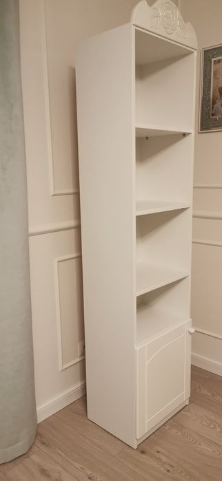 Biały regał z szafką.
