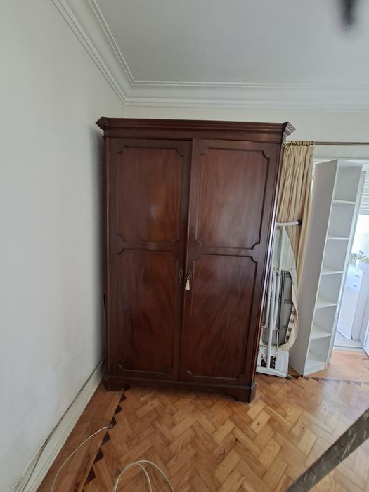 Cama de casal e quarda fatos em mogno