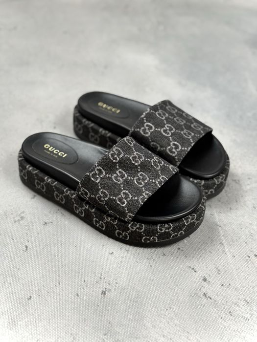 Klapki Gucci na platformie – Denim z logiem GG Jacquard Black Denim GG Monogram Angelina Platform Slide Sandals