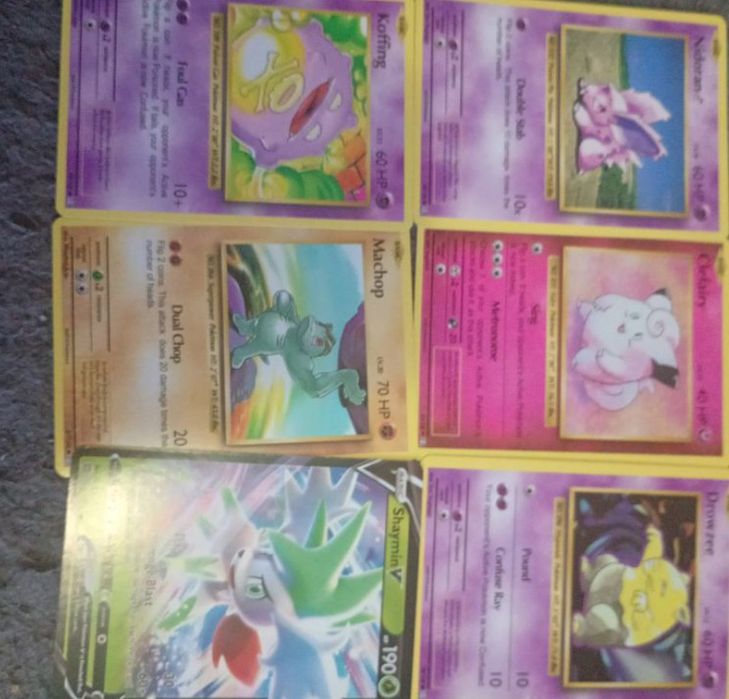 Różne karty Pokemon