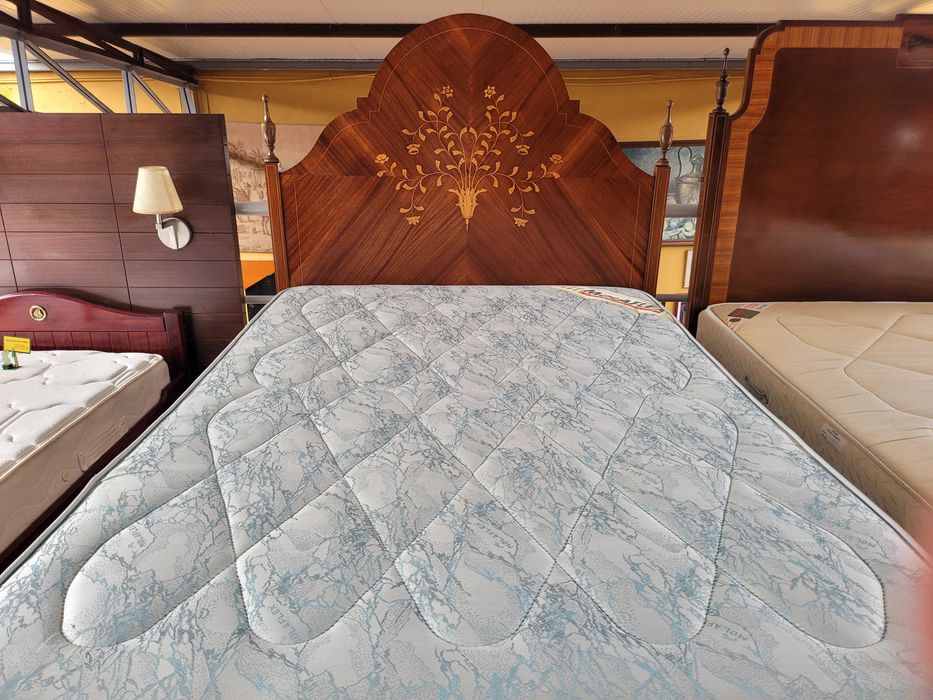 Cama em madeira maciça estilo D. Maria com estrado e colchão - Muito