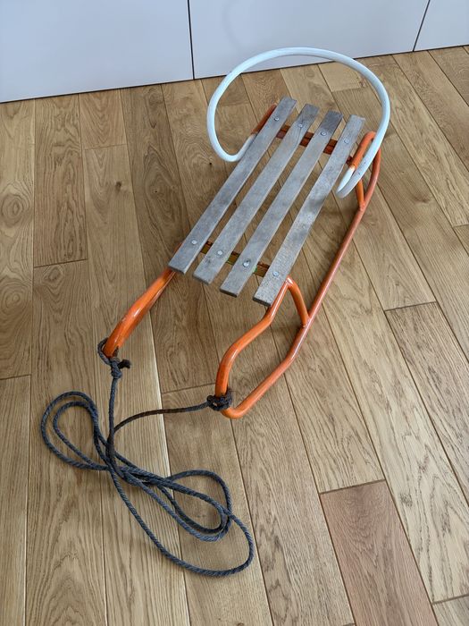 Sanki metalowe z drewnianym siedziskiem