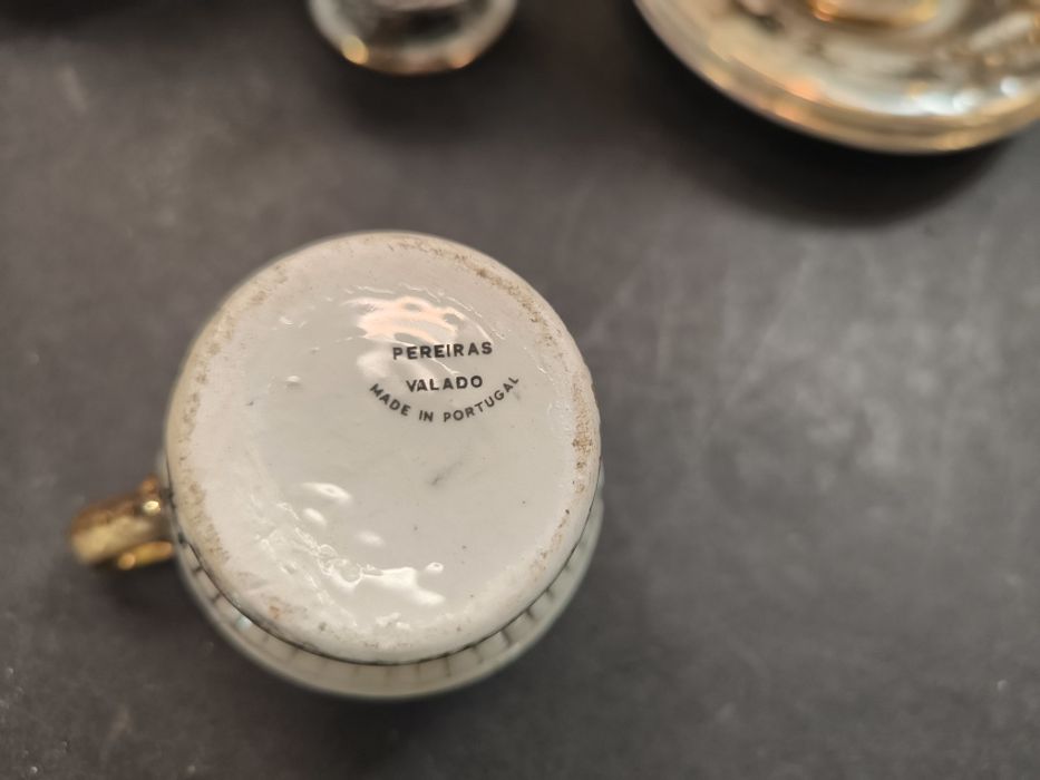 Conjunto de Chá Preto e Dourado - Porcelana