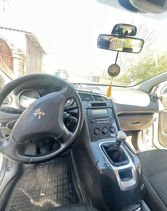 Peugeot 5008 2011p
