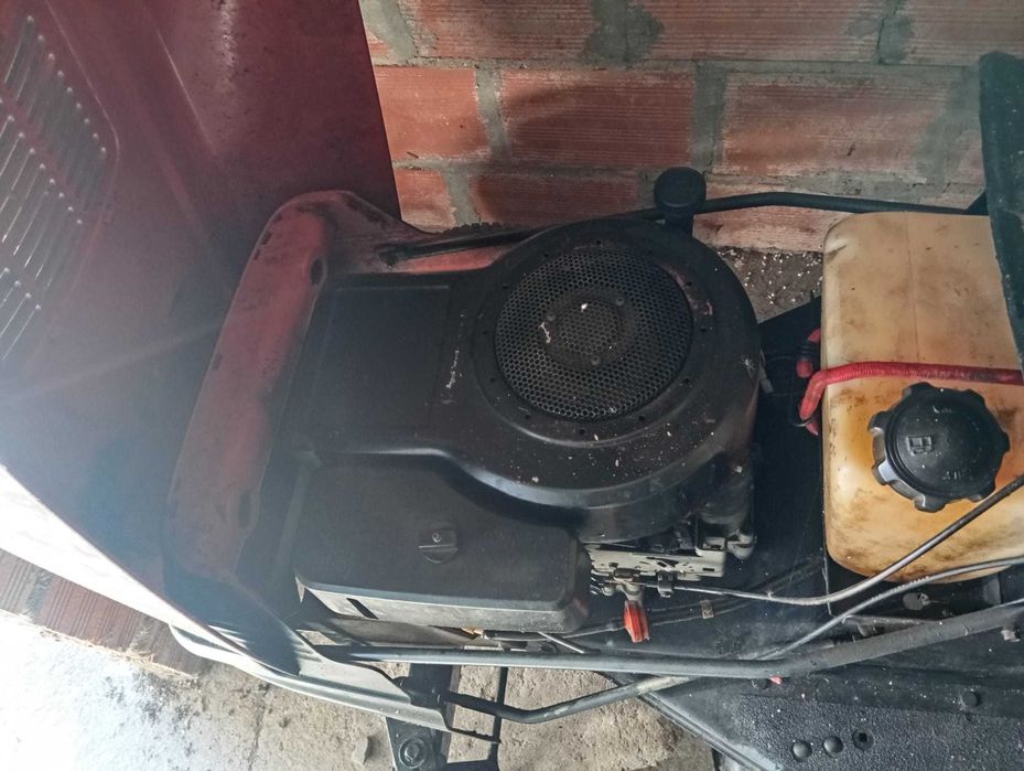 Trator de cortar relva MTD
