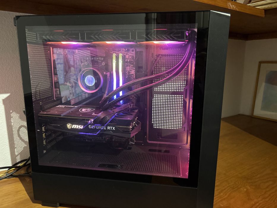 Vendo PC Gaming RGB com RTX 3060, Ryzen 5, 16 GB de RAM, SSD rápido e refrigeração líquida DeepCool. Estado excelente, pronto a jogar.
