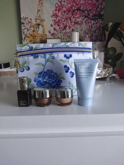 Zestawy kosmetyków do twarzy Estee lauder razem z kosmetyczką