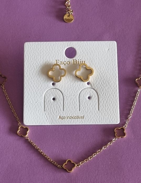 Conjunto dourado (colar e brincos), em aço, trevo de 4 folhas.