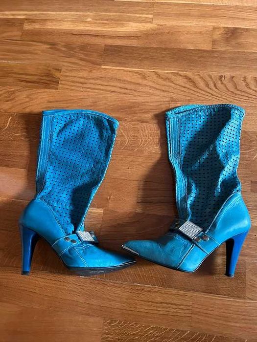 Botas azuis de pele com salto