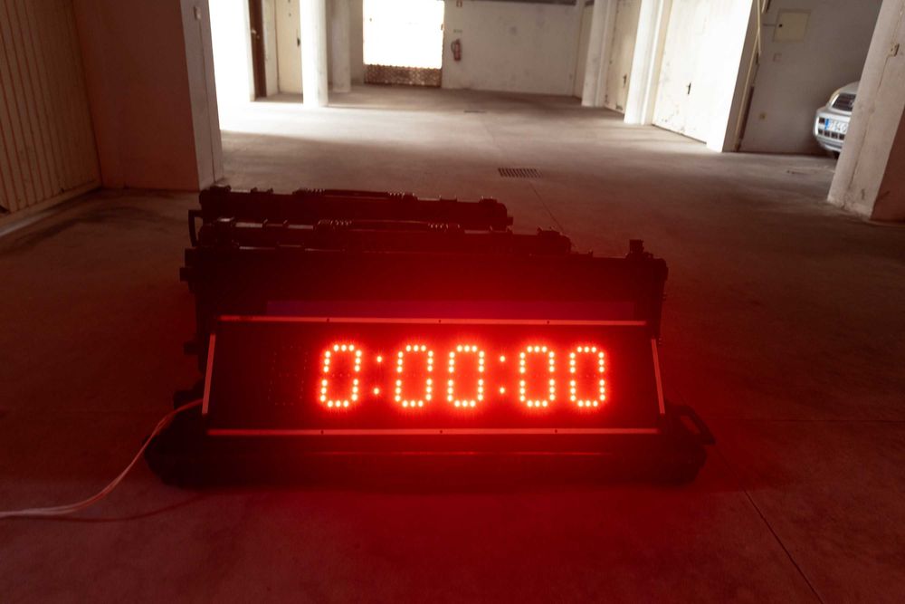 Cronómetros digitais de dupla face 140x34cm