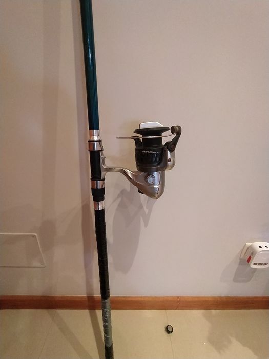 Cana surf ligeiro 4, 20m....50/100gr usada com carreto Okuma