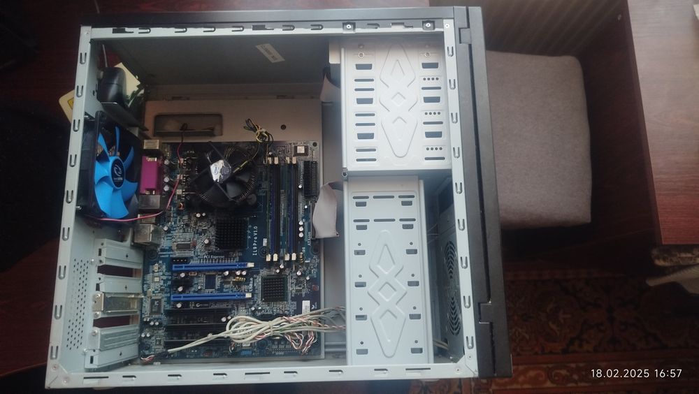 Корпус ПК+материнка+оперативка+процесор.