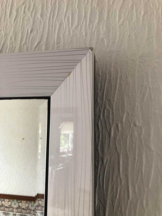 Espelho com moldura branca