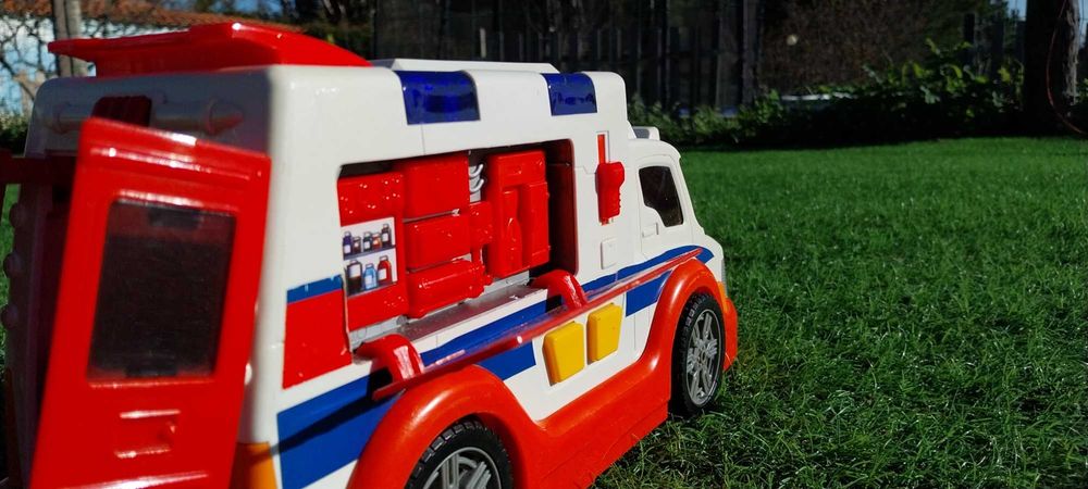 Ambulância e Casa da LOL