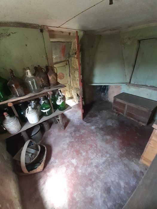 Vende-se Moradia em pedra para remodelação