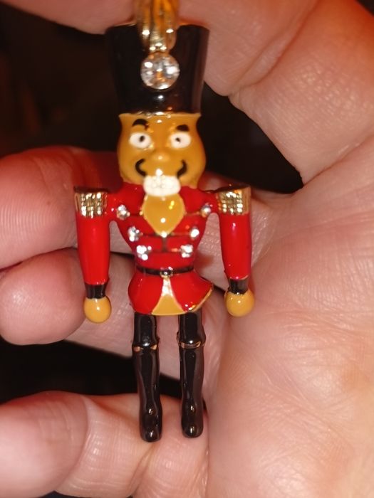 Oryginalna broszka dziadek do orzechów