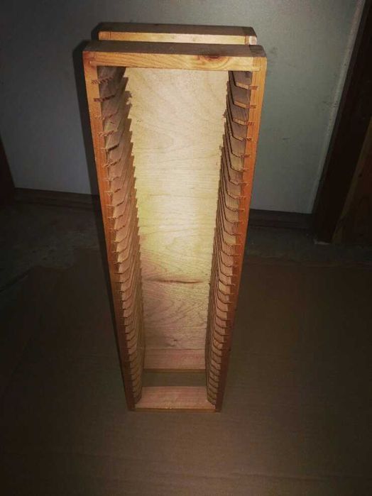 Drewniany stojak na płyty CD