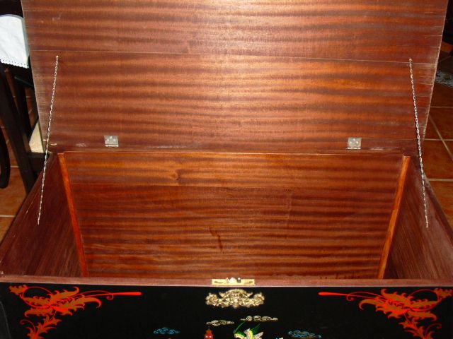 Baú Arca chinês com aplicações em latão