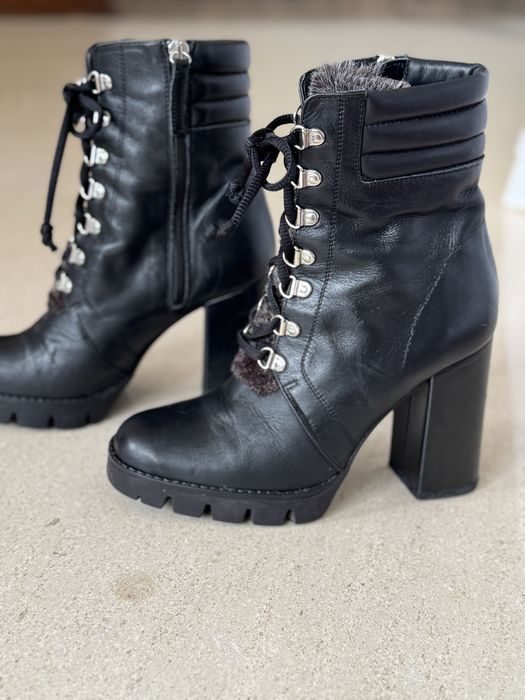 Botins em pele com salto