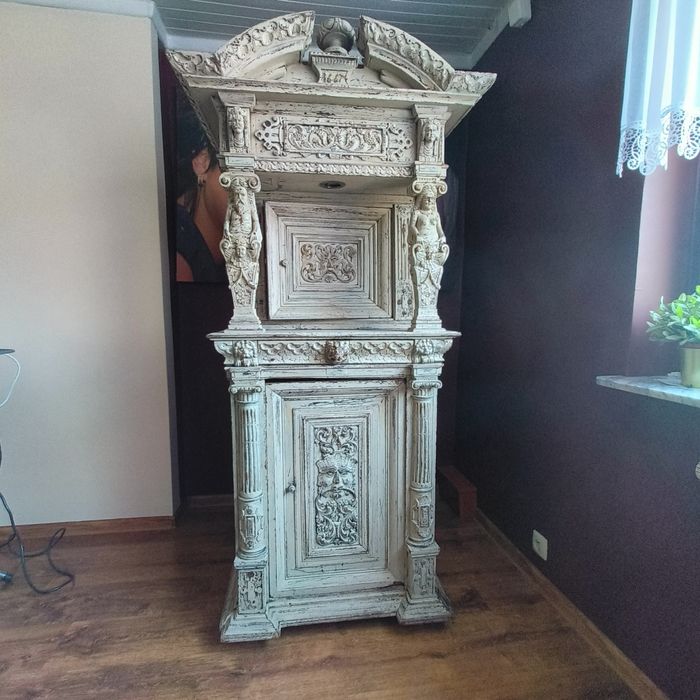 Stylowa szafka z oświetleniem – unikatowy antyk