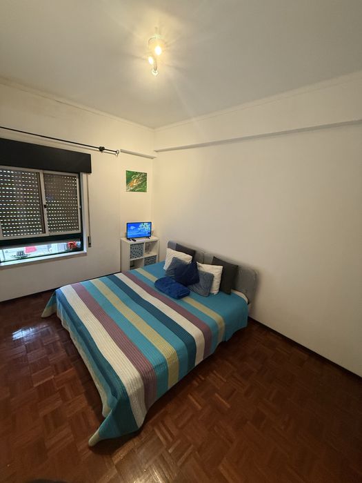 QUARTO casal ou familiares com frigobar mobiliado Entroncamento