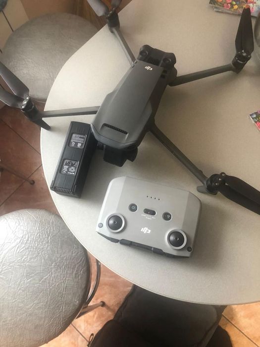 квадрокоптер DJI Mavic 3 Pro.