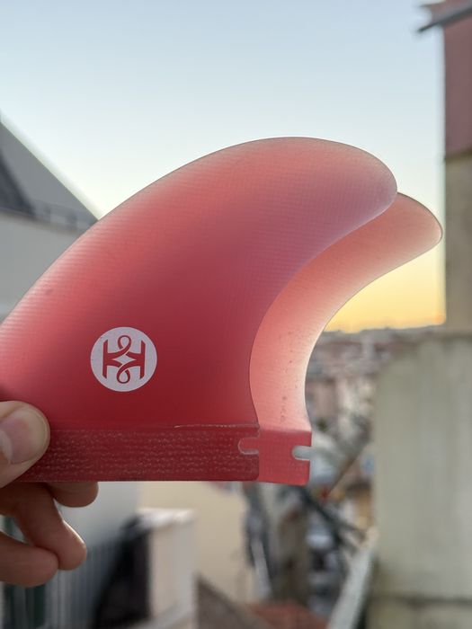Quilha Deflow 7,5" + side bites Koalition Futures, com capas