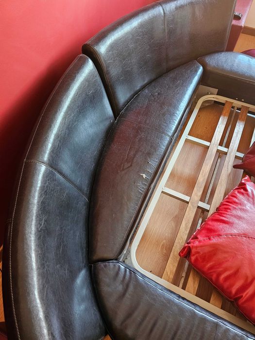 Cama oval com estrado
