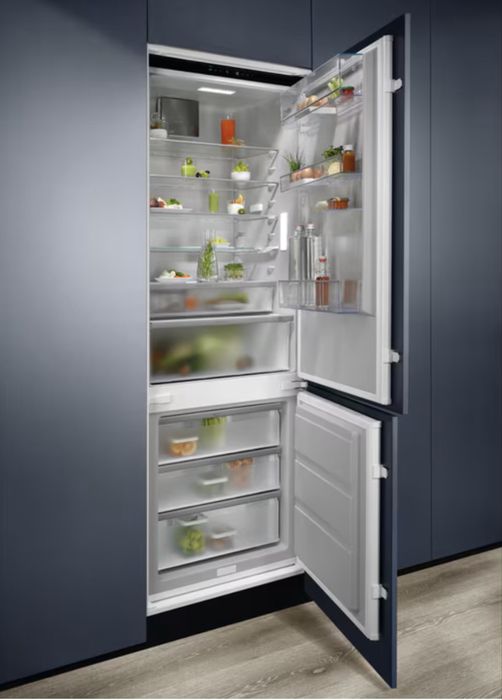 Преміальний вбудований холодильник Electrolux  як новий No Frost | 376 л | 2025
