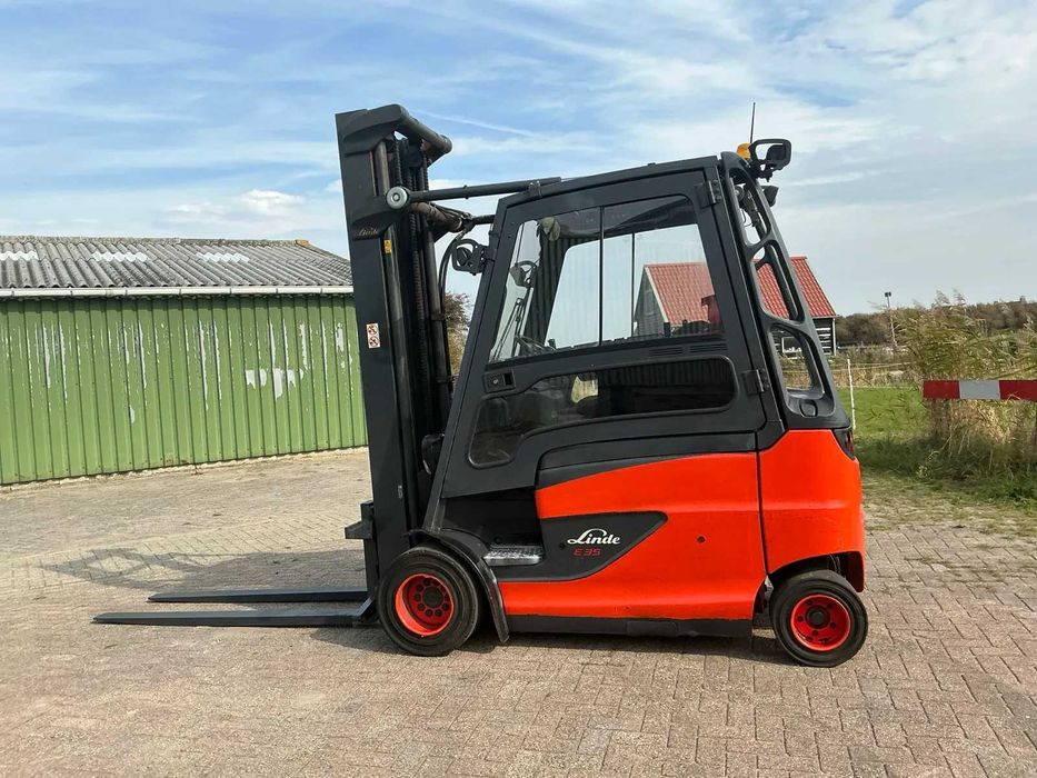 Lote de 4 empilhadores elétricos Linde