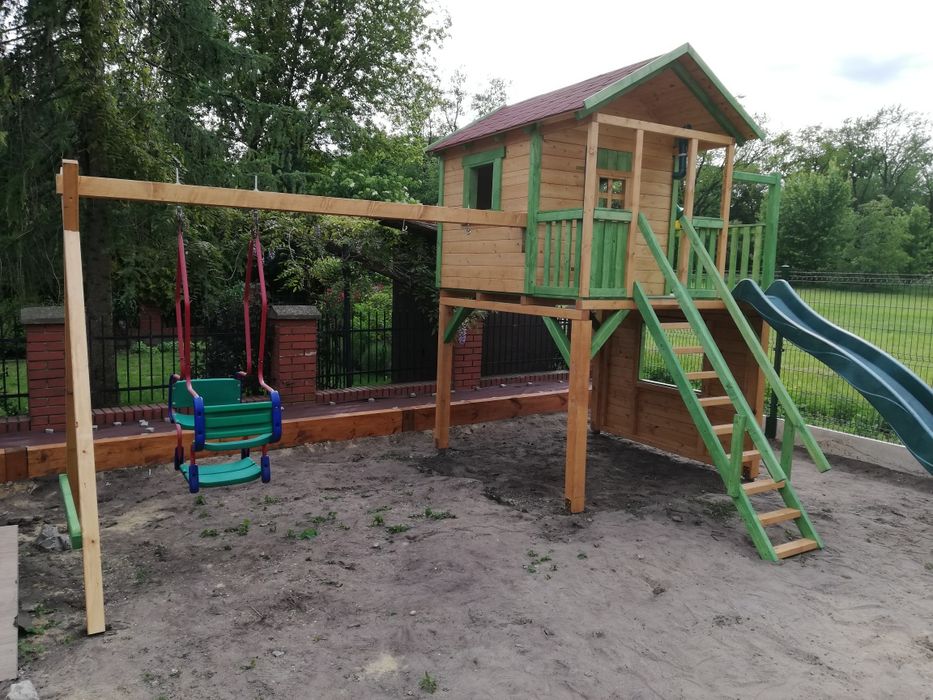 Plac zabaw, domek